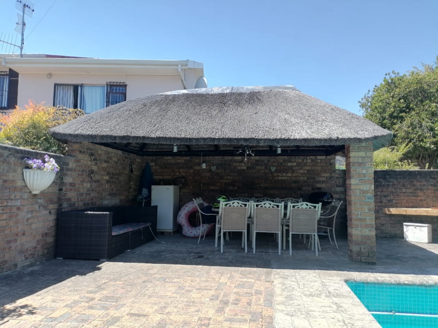 To Let 4 Bedroom Property for Rent in Heldervue Western Cape